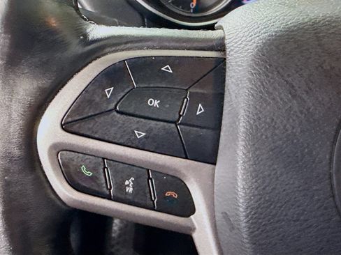 Used 2019 Jeep Cherokee Overland w/ Technology Group image 14