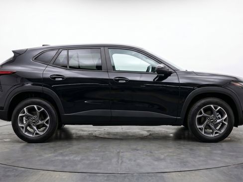 Used 2025 Chevrolet Trax LT FWD image 11