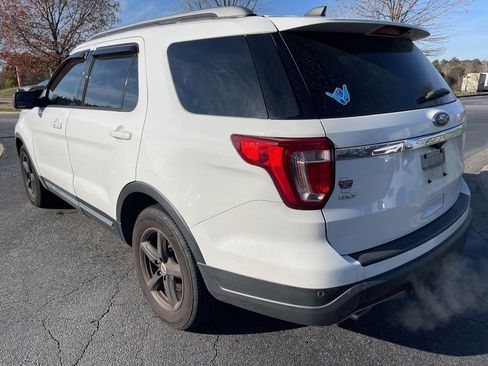Used 2018 Ford Explorer XLT image 6