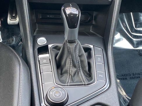 Certified 2022 Volkswagen Tiguan SE R-Line image 11
