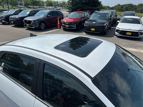 Used 2022 Hyundai Elantra SEL w/ Convenience + Premium Package FWD image 4