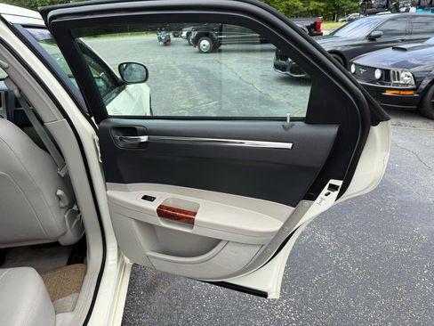 Used 2006 Chrysler 300 C RWD image 22