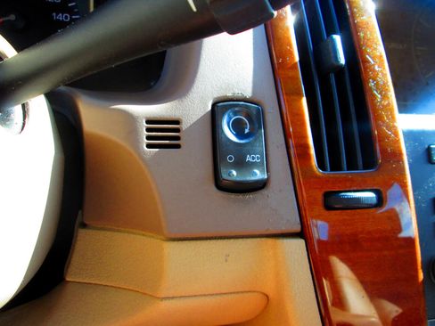 Used 2006 Cadillac STS 4dr Sdn V8 w/ Preferred Equipment Group image 14