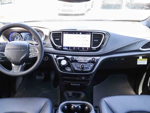 New 2027 Chrysler Pacifica Select FWD image 14