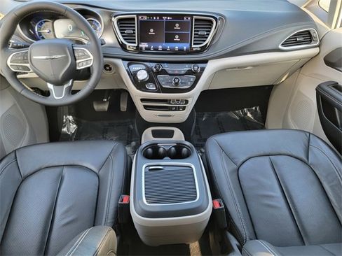 Certified 2022 Chrysler Pacifica Touring-L image 27