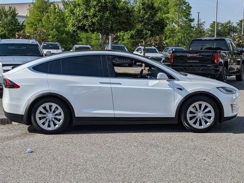 Used 2018 Tesla Model X 75D image 4