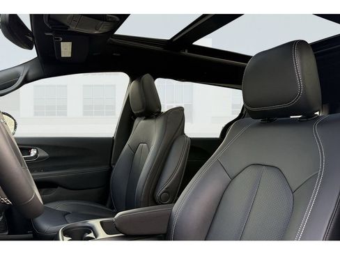 New 2026 Chrysler Pacifica Select image 16