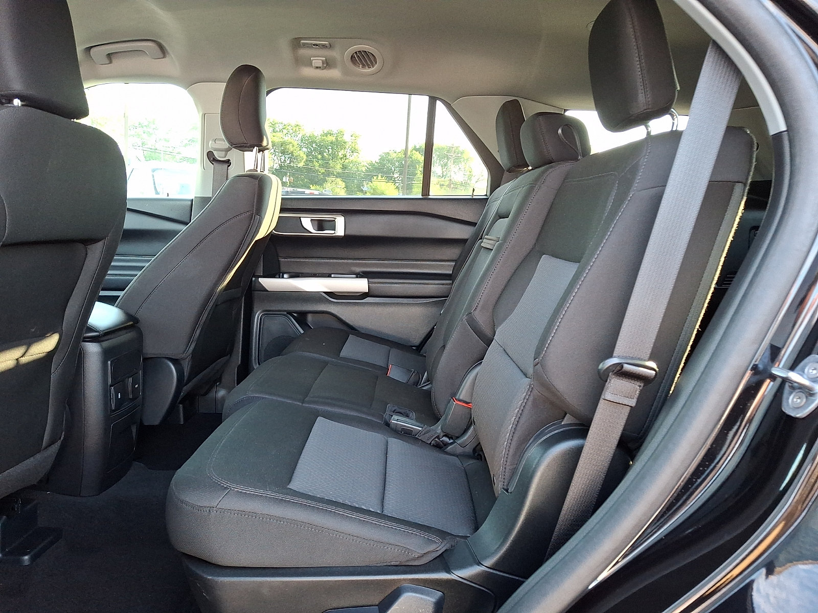 Used 2024 Ford Explorer XLT AWD/4WD image 10