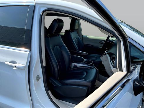 Used 2024 Chrysler Pacifica Touring-L FWD image 32