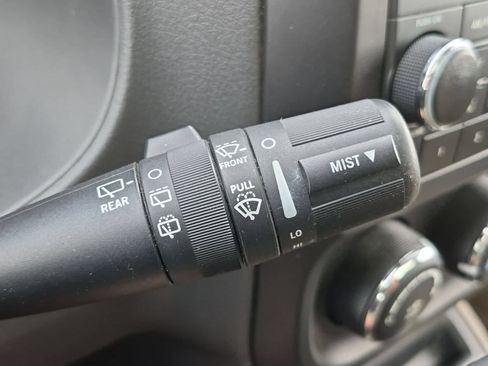 Used 2011 Jeep Compass Latitude w/ Sun/Sound Group AWD/4WD image 27