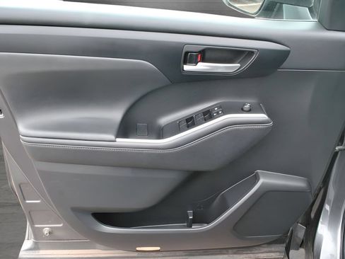 Used 2023 Toyota Highlander XLE AWD/4WD image 28