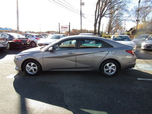 Used 2021 Hyundai Elantra SE image 4