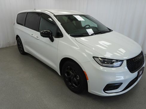 Used 2024 Chrysler Pacifica Select image 3