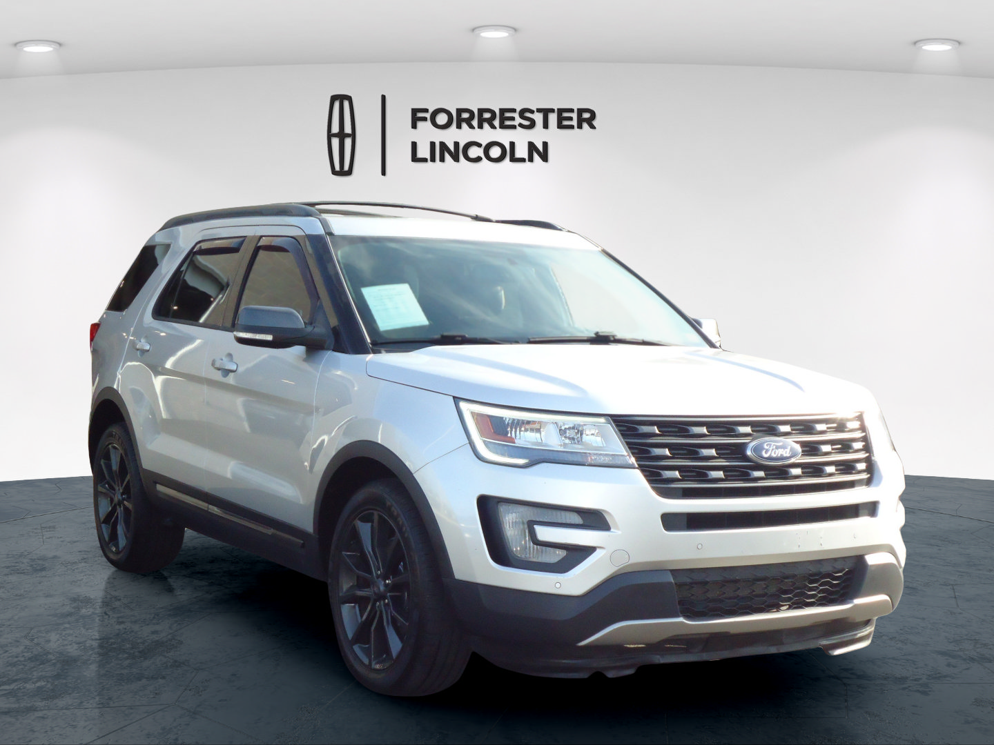 Used 2017 Ford Explorer XLT w/ Equipment Group 202A AWD/4WD image 1