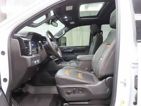 Used 2025 GMC Sierra 2500 AT4 image 9