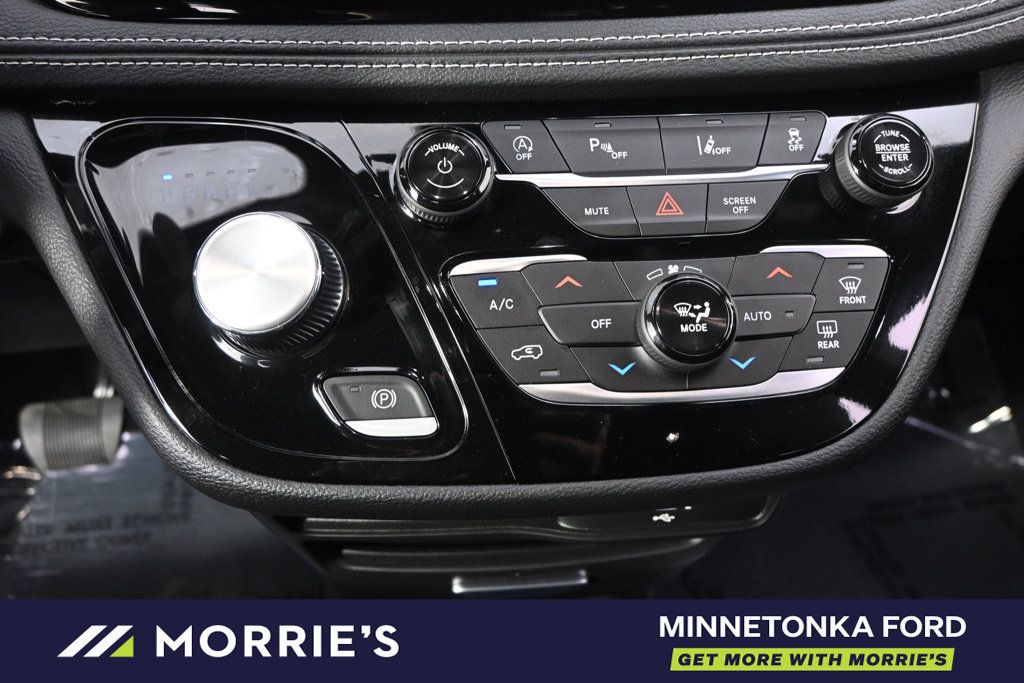 Used 2026 Chrysler Pacifica Select FWD image 32