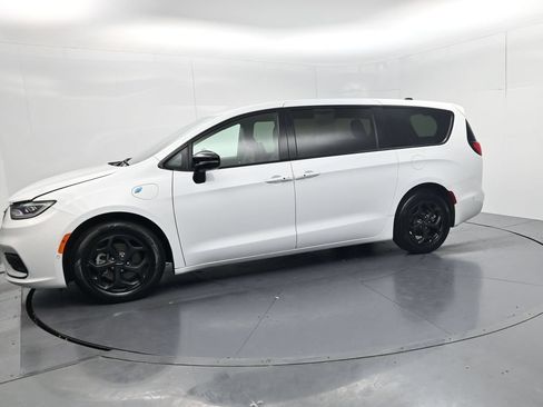 Used 2024 Chrysler Pacifica Limited FWD image 4