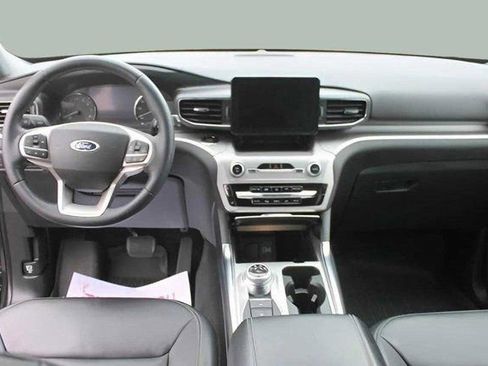 Used 2022 Ford Explorer XLT w/ Equipment Group 202A image 11