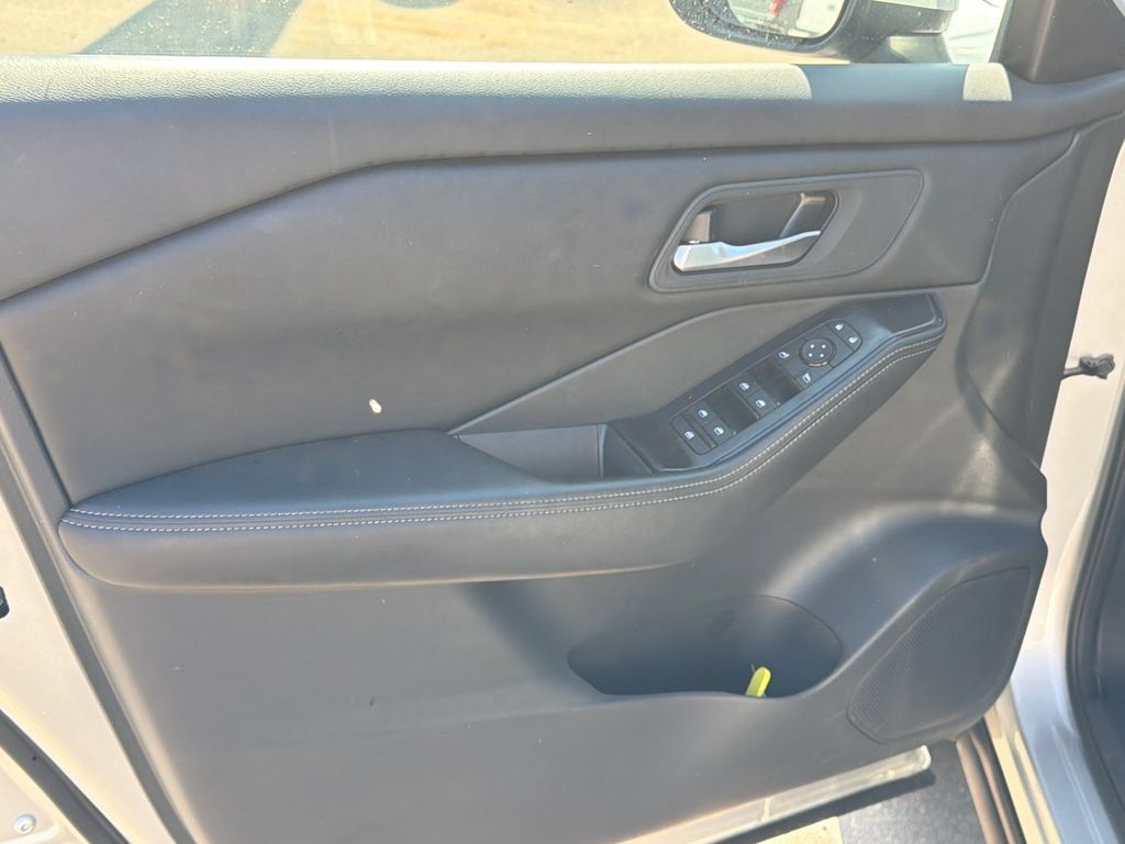 Used 2025 Nissan Rogue SV FWD image 10