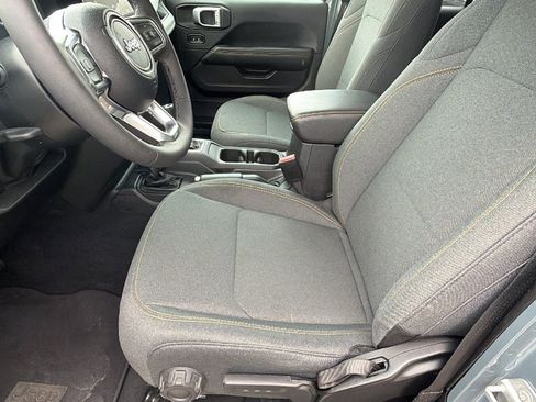 Used 2025 Jeep Wrangler Sahara image 16