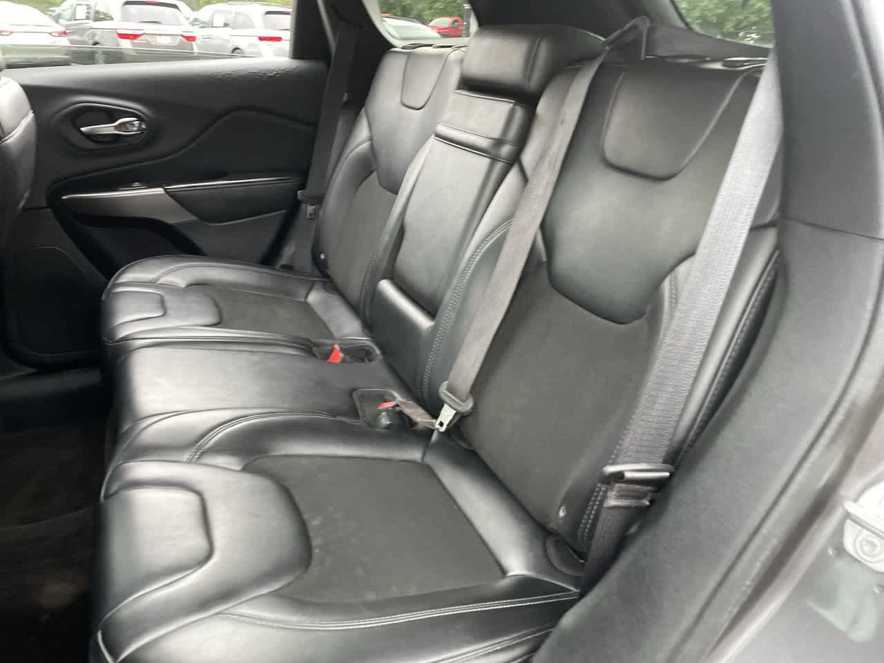 Used 2019 Jeep Cherokee Latitude Plus w/ Comfort/Convenience Group FWD image 18