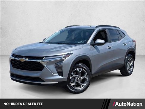 Used 2025 Chevrolet Trax LT FWD image 1
