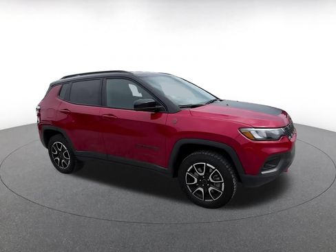 Used 2025 Jeep Compass Trailhawk AWD/4WD image 2