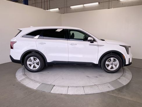 Certified 2025 Kia Sorento LX FWD image 6