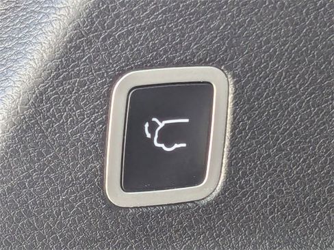 Used 2025 Chrysler Pacifica Select image 13