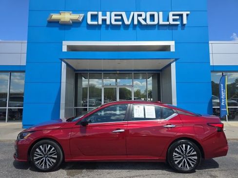 Used 2025 Nissan Altima 2.5 SV FWD image 2