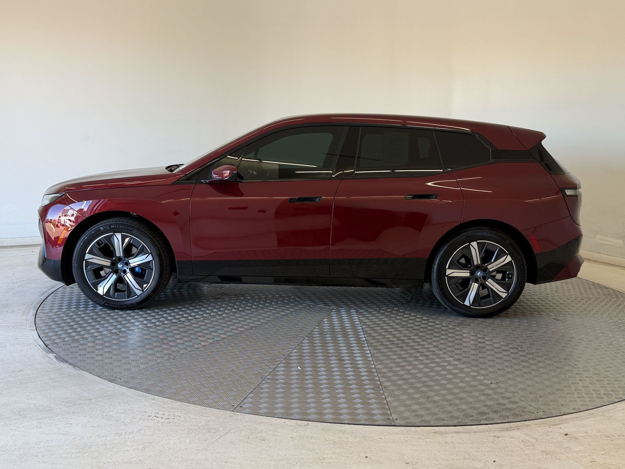 Used 2024 BMW iX xDrive50 w/ Sport Package AWD/4WD image 2
