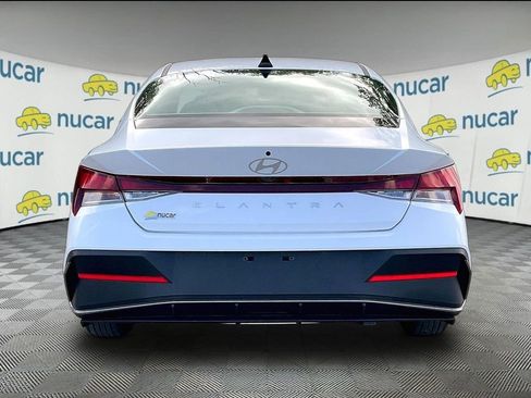 Used 2025 Hyundai Elantra SE FWD image 5