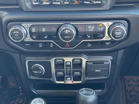 Used 2019 Jeep Wrangler Unlimited Sahara image 14