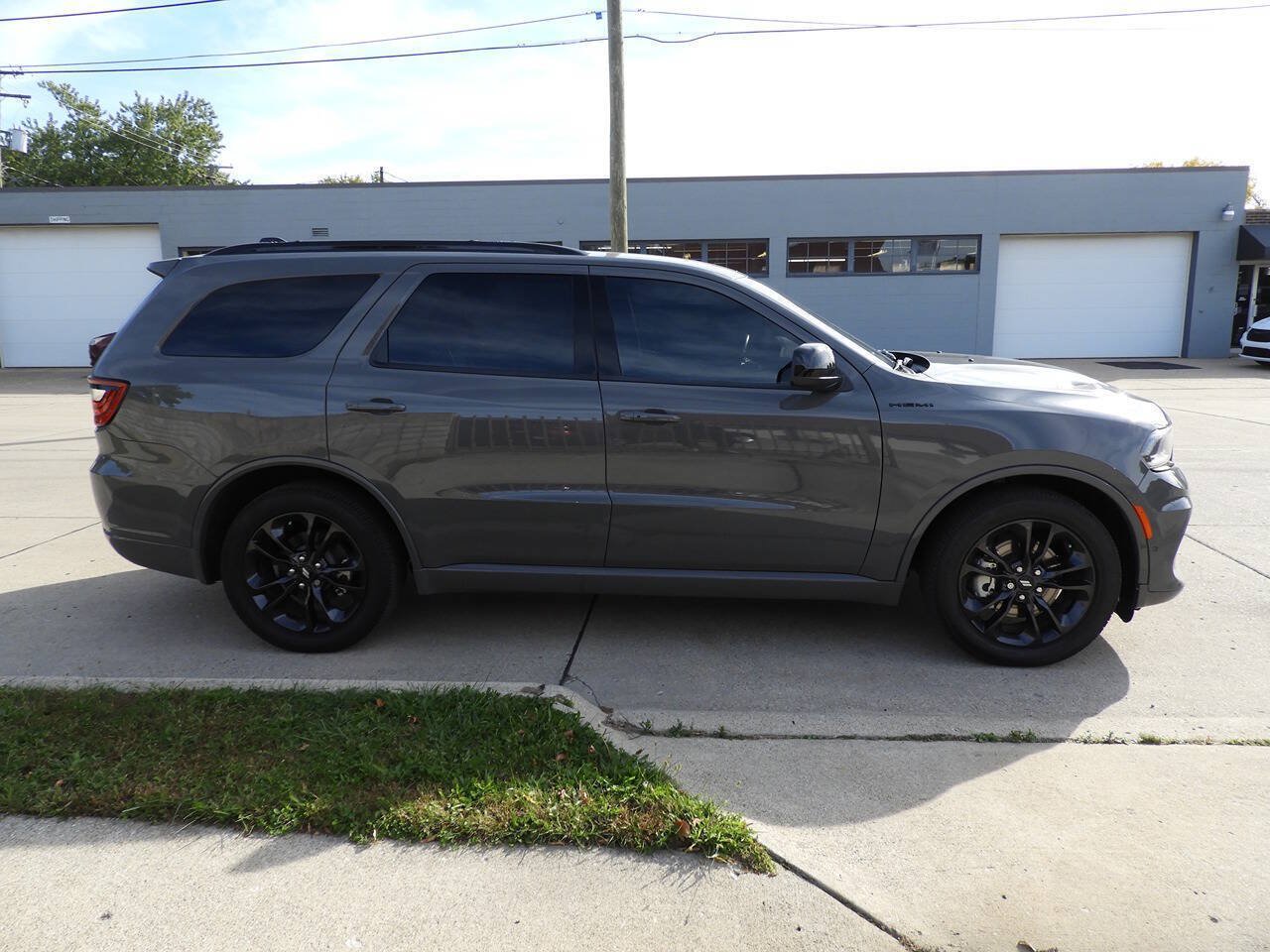 Used 2025 Dodge Durango R/T w/ Blacktop Package AWD/4WD image 9