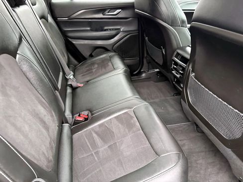 Used 2023 Jeep Grand Cherokee Altitude AWD/4WD image 12