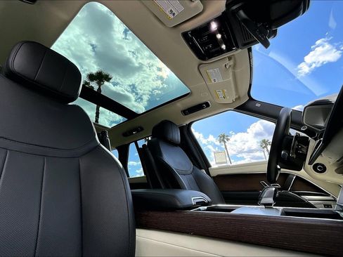 Used 2024 Land Rover Range Rover SE image 21