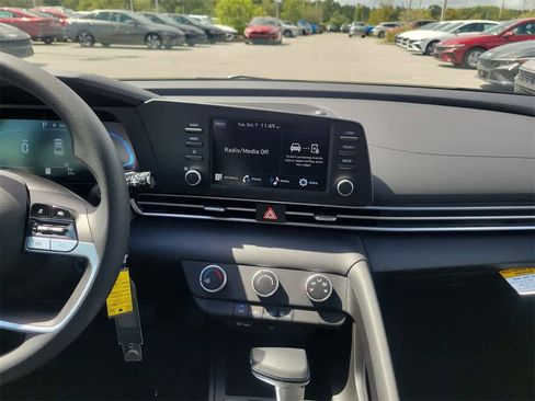 New 2025 Hyundai Elantra SE image 16