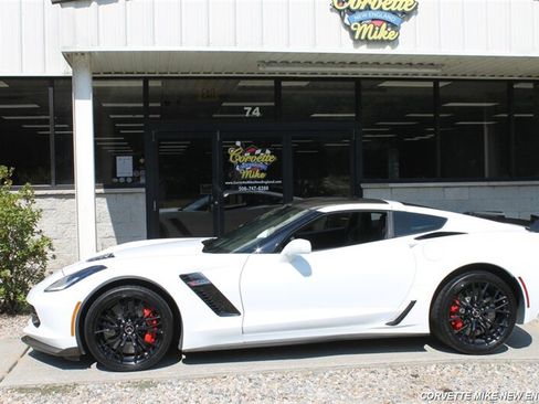 Used 2015 Chevrolet Corvette Z06 w/ 3LZ Preferred Equipment Group RWD image 4