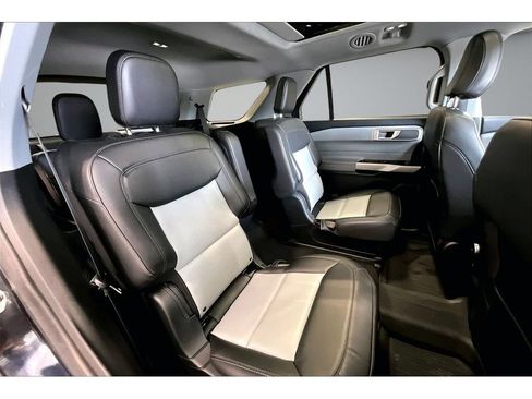 Used 2024 Ford Explorer XLT w/ Equipment Group 202A AWD/4WD image 37