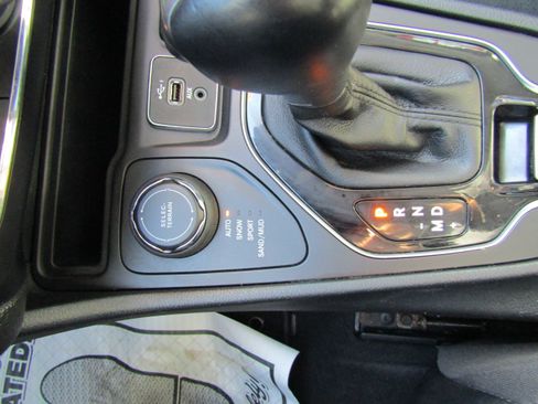 Used 2023 Jeep Cherokee Altitude Lux image 20