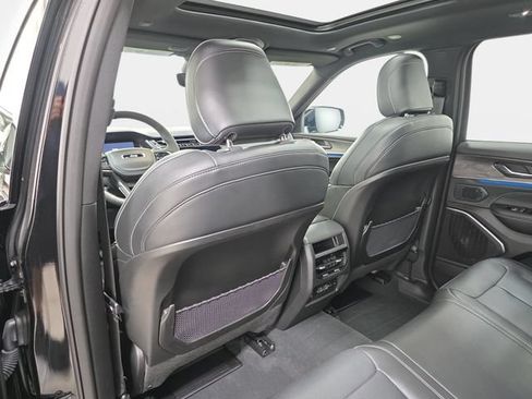 Used 2025 Jeep Grand Cherokee Overland AWD/4WD image 12