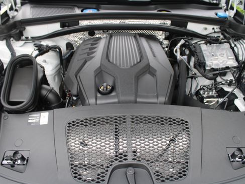 Certified 2026 Porsche Macan Turbo AWD/4WD image 36