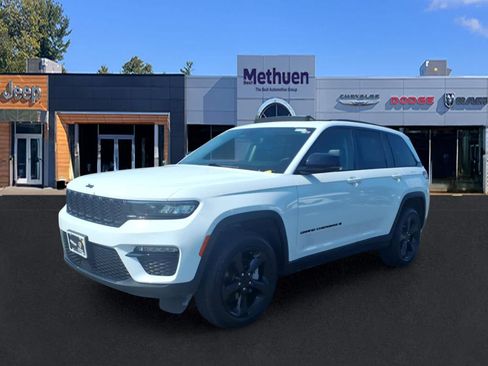 Used 2023 Jeep Grand Cherokee Limited w/ Black Appearance Package AWD/4WD image 7