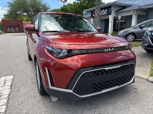 Used 2025 Kia Soul LX w/ LX Technology Package FWD image 2