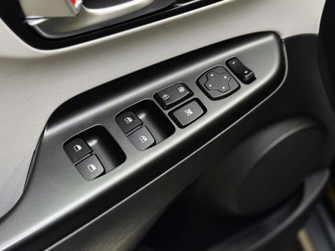 Used 2023 Hyundai Kona SE image 13