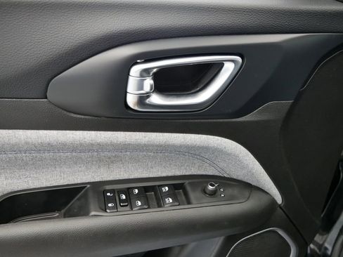 Certified 2025 Jeep Compass Latitude image 6