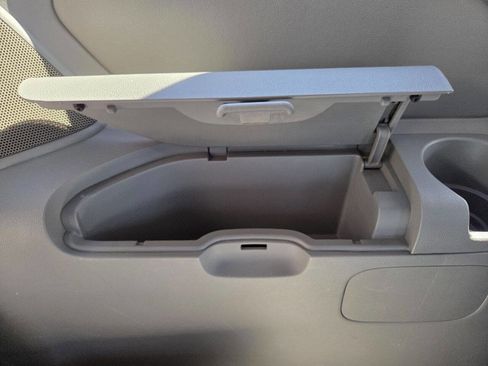 Used 2010 Kia Sedona LX FWD image 37