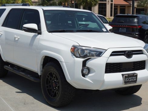 Used 2020 Toyota 4Runner SR5 Premium w/ Moonroof Package RWD image 3