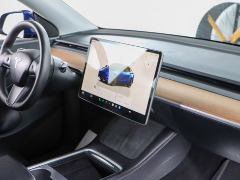 Used 2022 Tesla Model Y Long Range image 23