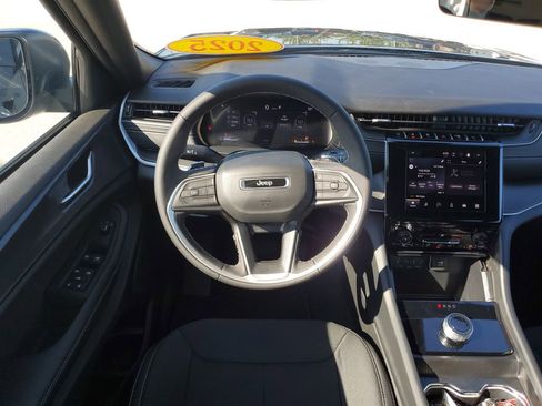 New 2025 Jeep Grand Cherokee L Laredo image 14